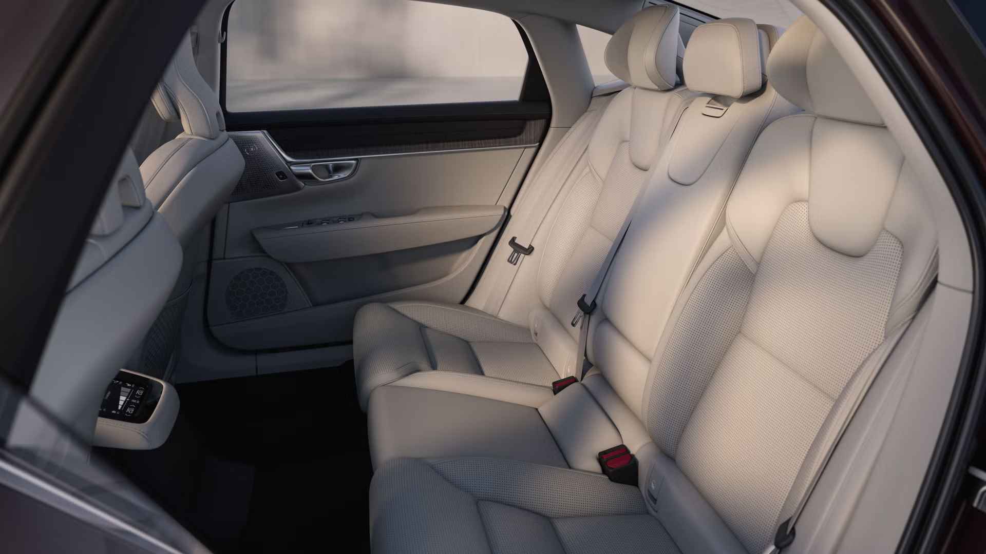 s90_noi_that_interior-cabin-highlights-1_34_11zon